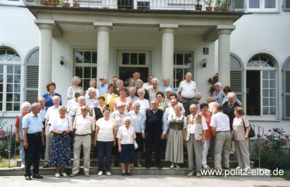 Teilnehmer des Heimattreffen Krischwitz, Politz und Neschwitz 2002 am Heiligenhof bei Bad Kissingen